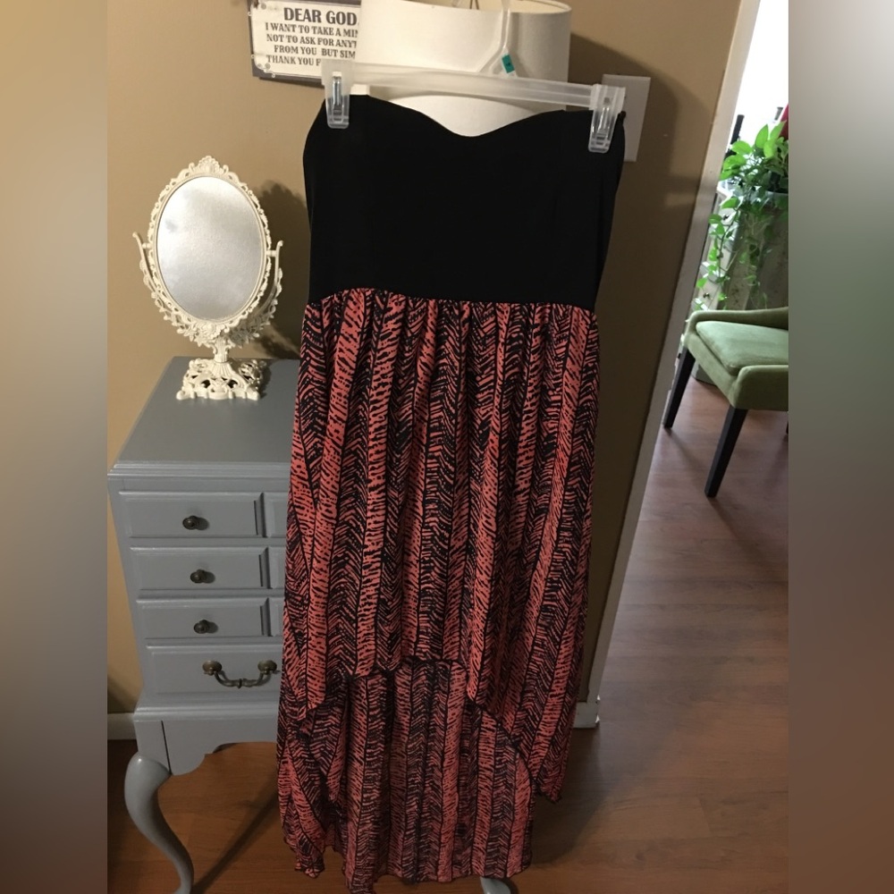 Woman dress strapless.
